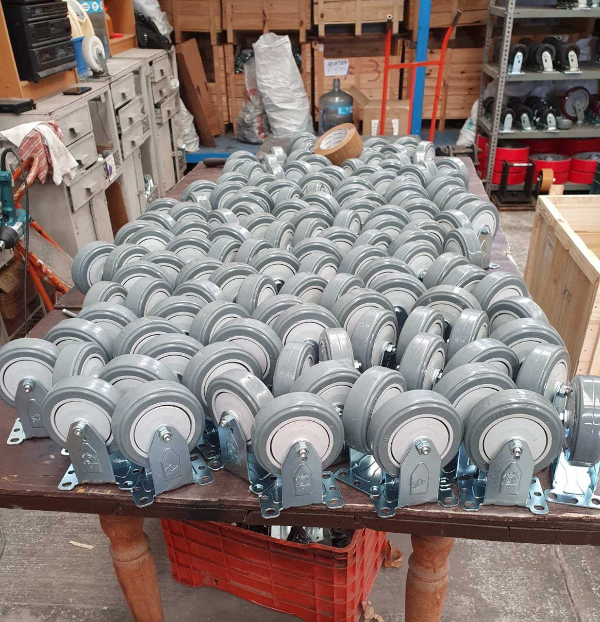 Ruedas Industriales para carritos de carga y plataformas.